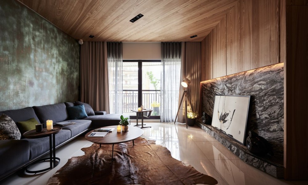 新莊室內設計案例 在客廳區的天花板造型是從電視牆延伸上去的木皮 (1)