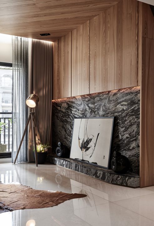 新莊室內設計案例 在客廳區的天花板造型是從電視牆延伸上去的木皮