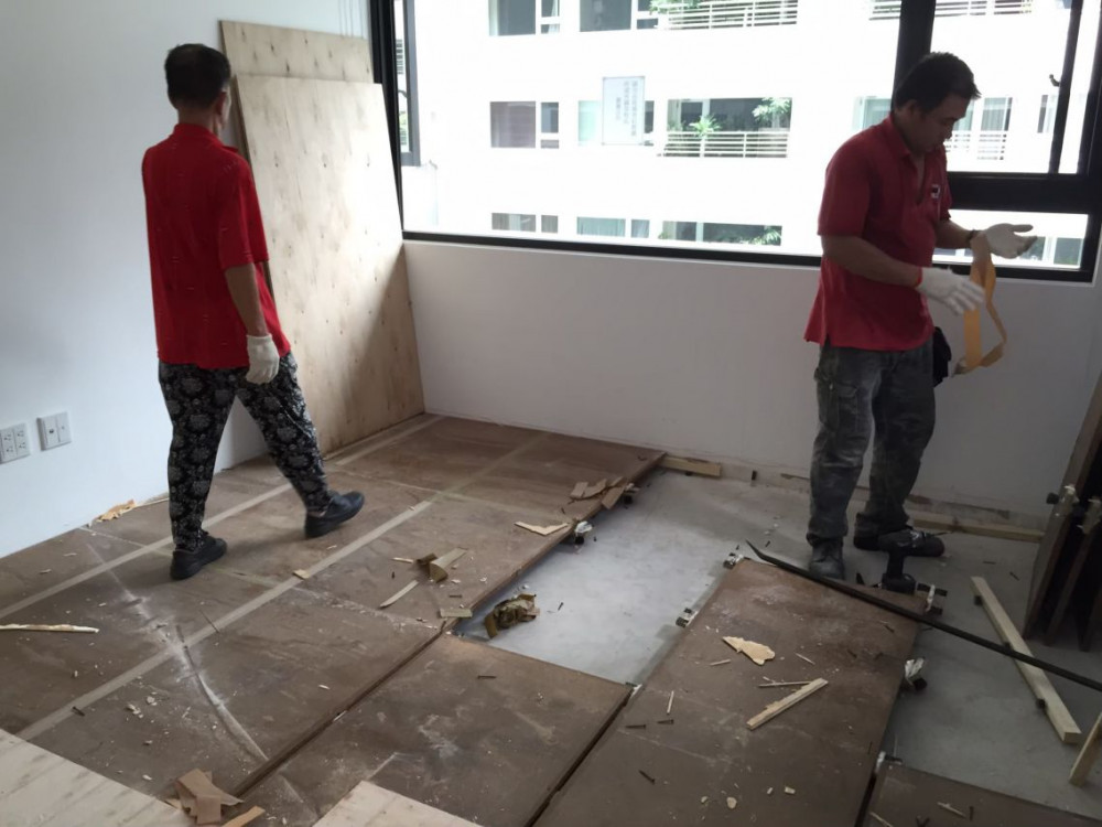 中山區 室內裝修 在拆除階段，地板夾板拆除，比較特別的是前身是辦公室所以有做隔音做架高地板